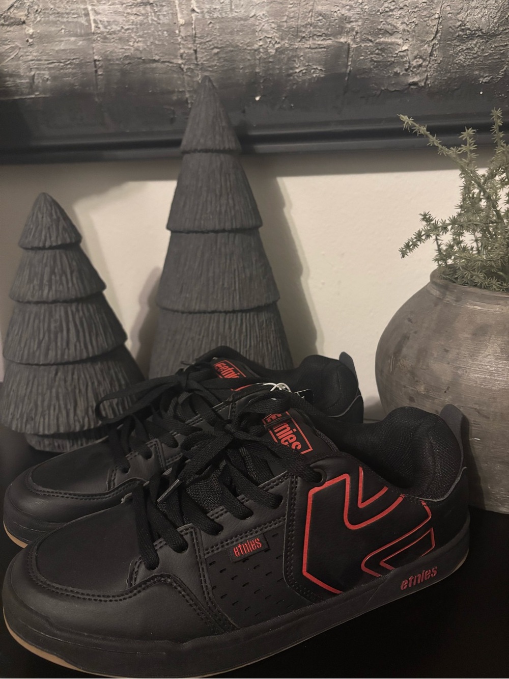 Etnies Black Sneakers with Red Accents